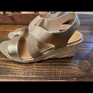 Good vionic strappy sandals